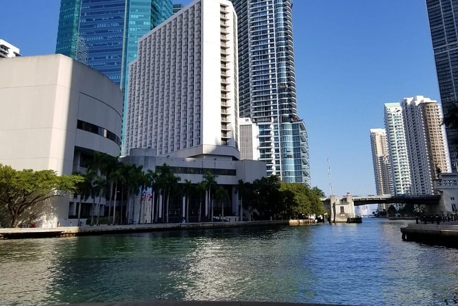 24 Ft Miami Bay: Private Boat, Gas Included , 6 people, Captained - Bathroom, Safety Gear, and the Small Rules That Keep Your Day Smooth