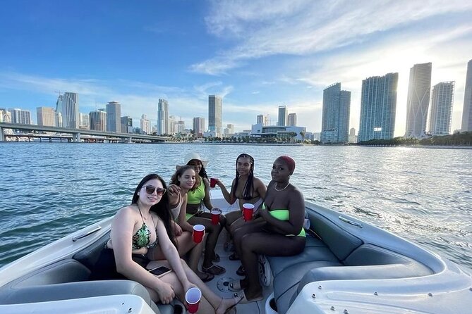 26 Ft Boat, Miami Bay Tour for 2 or 4 hours. 10 people - Why this 26 ft Sea Ray rental is the smart Miami water plan