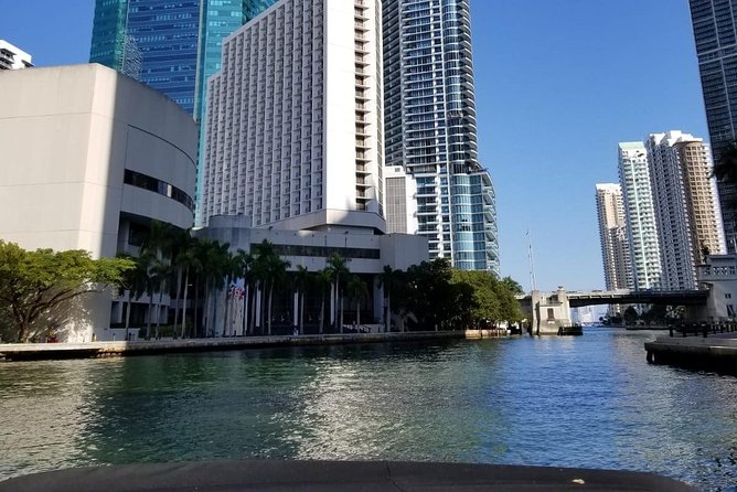 26 Ft Boat, Miami Bay Tour for 2 or 4 hours. 10 people - Price and value: what you really pay for