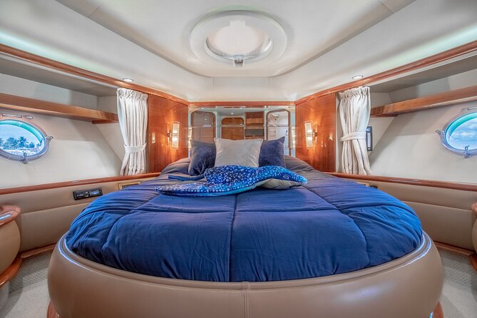 62' Azimut Yacht Charter - All-Star Island Mansions and Monument Island: shoreline photo time