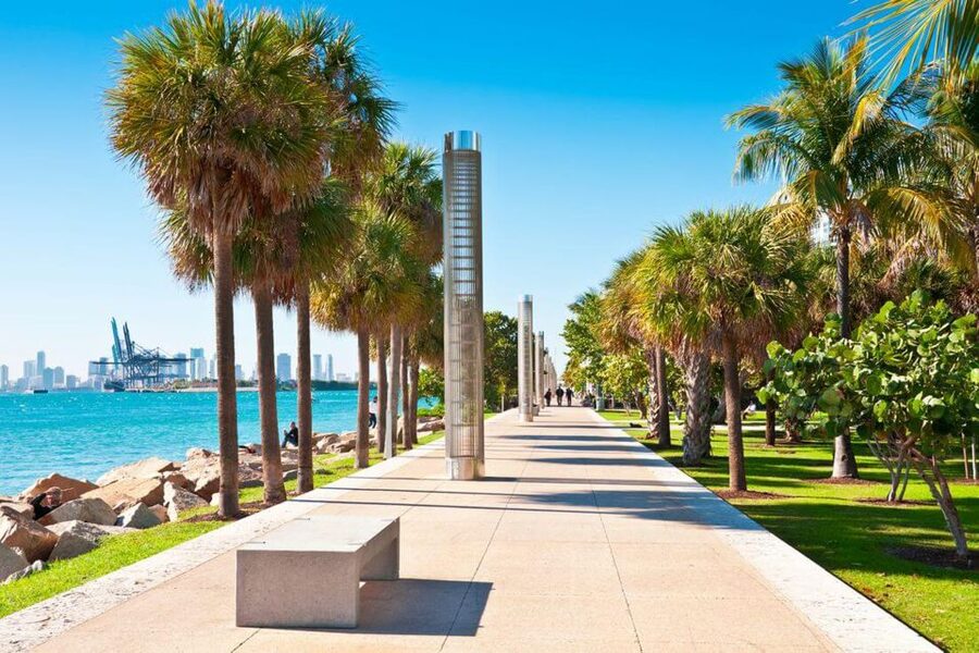 Art Deco, History and Crime Bike Tour with Design Enthusiast - From cocaine cowboys to Miami Vice: when pop culture meets real danger