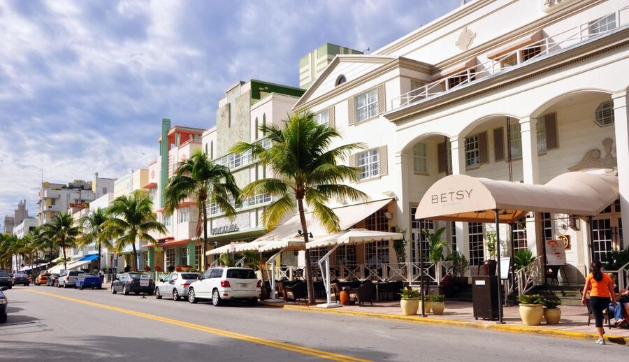 Art Deco, History and Crime Bike Tour with Design Enthusiast - The Gianni Versace stop: why a single case reshapes a city’s story