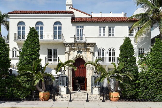 Miami Beach Art Deco & History Bike Tour with Design Enthusiast - Ocean Drive: the longest stop and the clearest Art Deco payoff