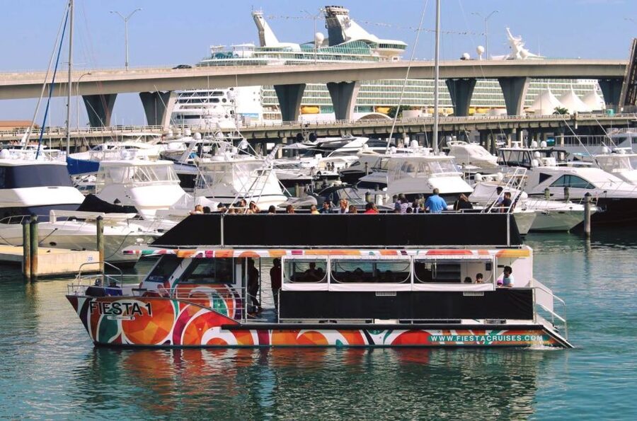 Miami: Biscayne Bay Celebrity Homes Sightseeing Cruise - Getting to the Cruise: Bayside Marketplace and the Red Umbrella Kiosk