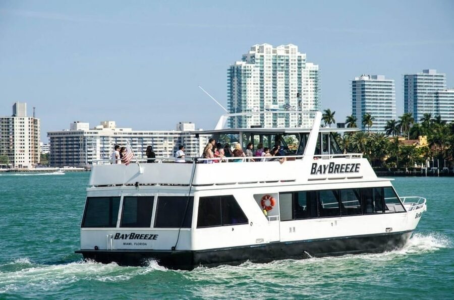 Miami: Biscayne Bay Millionaire's Homes Sightseeing Cruise - Freedom Tower and Downtown Miami: the route sets the stage