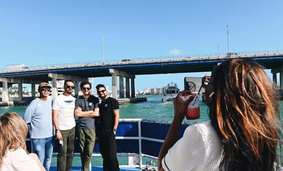 Miami: Biscayne Bay Millionaire's Homes Sightseeing Cruise - South Beach and Port of Miami: skyline plus ships