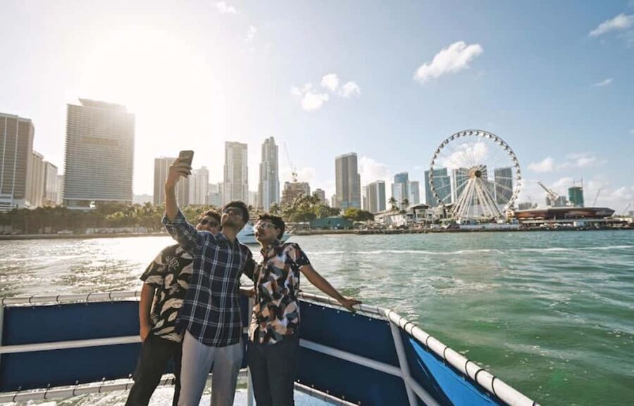 Miami: Biscayne Bay Millionaire's Homes Sightseeing Cruise - The yacht experience: two levels, real comfort, and real costs