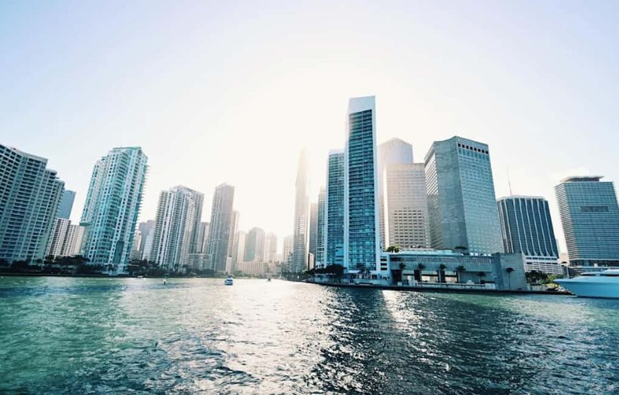 Miami: Biscayne Bay Millionaire's Homes Sightseeing Cruise - The live guide and bilingual storytelling (English and Spanish)