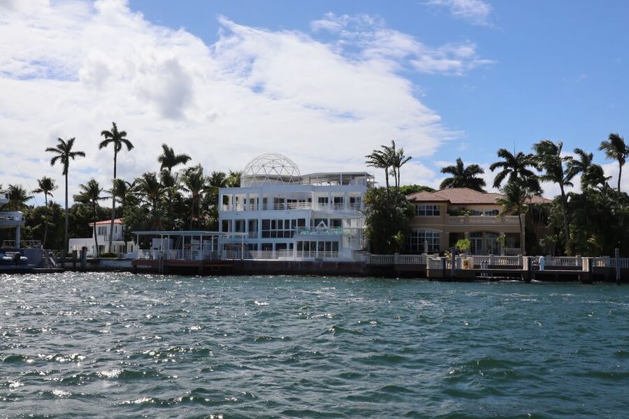 Miami Biscayne Bay: Sunset Boat Cruise & Millionaire Homes - Drinks, snacks, and onboard comfort on a 75-minute cruise
