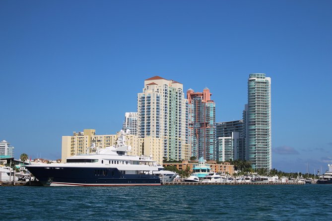 Miami Boat Tour of Celebrity Homes - Onboard Energy: The Music, the Narration, and Captain Jimmy Moments