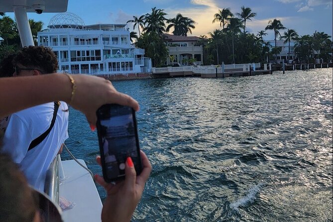 Miami Boat Tour of Celebrity Homes & Miami River Skyline 360 View - Bayside Marketplace Check-In and the First Views