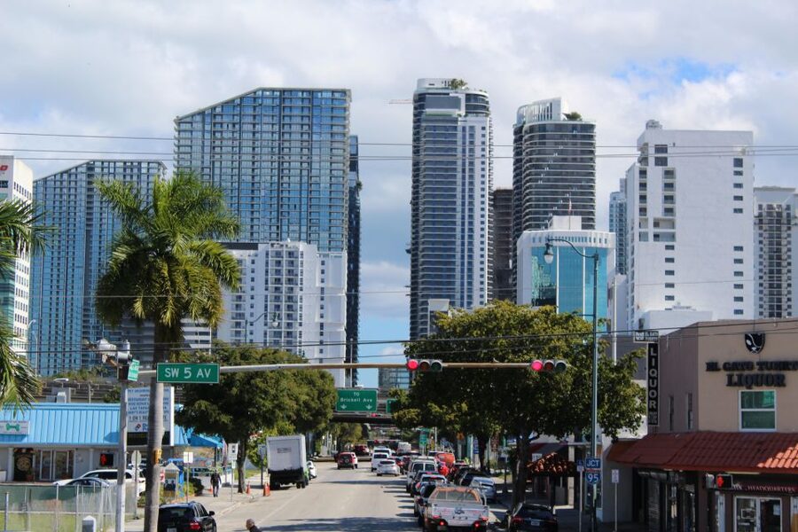 Miami : Bus, Boat & Walking Tour the Ultimate City Discovery - Getting oriented at Bayside Marketplace