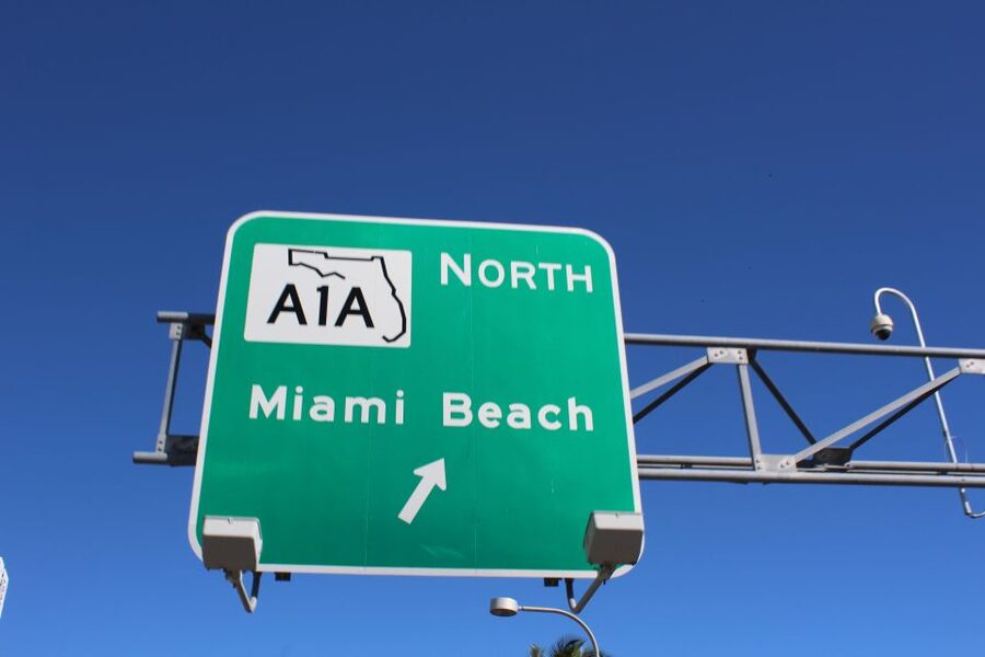 Miami : Bus, Boat & Walking Tour the Ultimate City Discovery - Biscayne Bay boat cruise: waterfront views in a second chapter