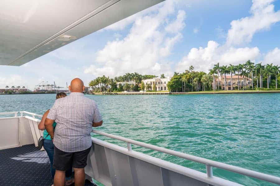 Miami: Celebrity Homes Boat Tour with Guide - Cruising out: Downtown Miami and Biscayne Bay views