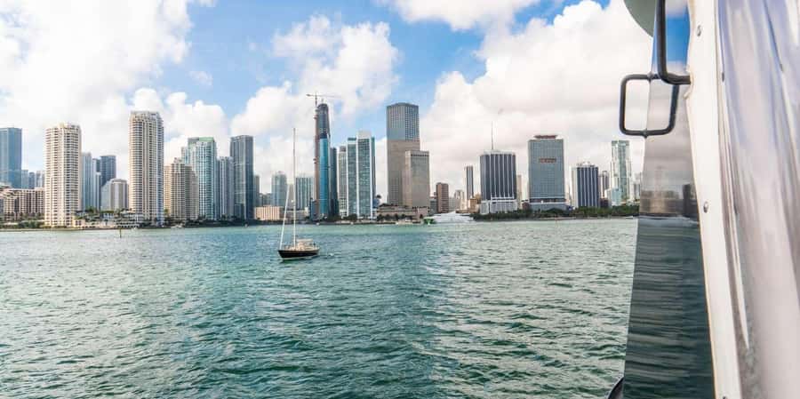 Miami: Celebrity Homes Boat Tour with Guide - Venetian Islands and Fisher Island: exclusive waterfront energy