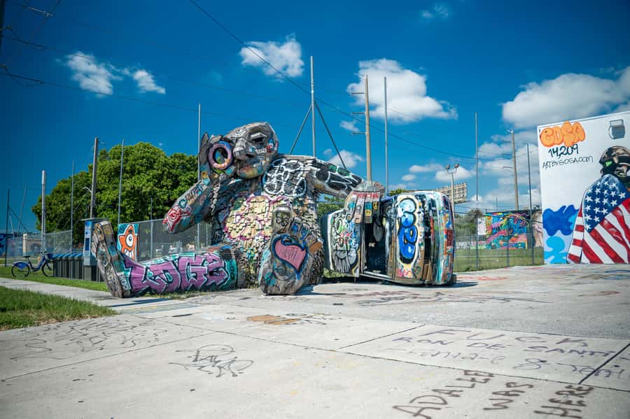 Miami: City Sightseeing and millionaire row boat tour - Miami Beach Art Deco District, plus that market stop you can use