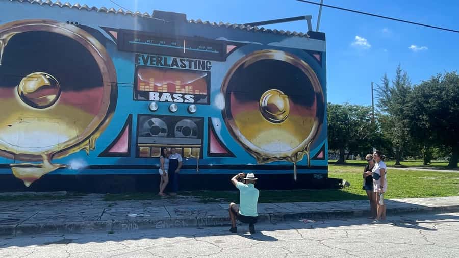 Miami: City Sightseeing and millionaire row boat tour - Bayside Marketplace and the Millionaire’s cruise, 90 minutes of celebrity coast