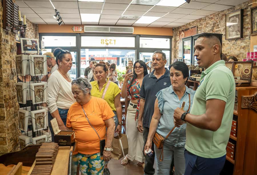 Miami: highlights Walking & Sightseeing tour - Little Havana: Cuban coffee tasting, cigar rolling, and Domino Park