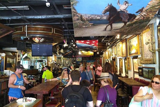 Miami Little Havana Nightlife Music Dinner and Drinks - Stop 1: the cigar lounge with premium cigar and classic Cuban music