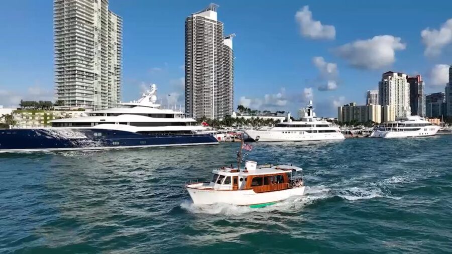 Miami: Miami Skyline Vintage Yacht Cruise, - Drinks onboard: what’s included and what you pay for
