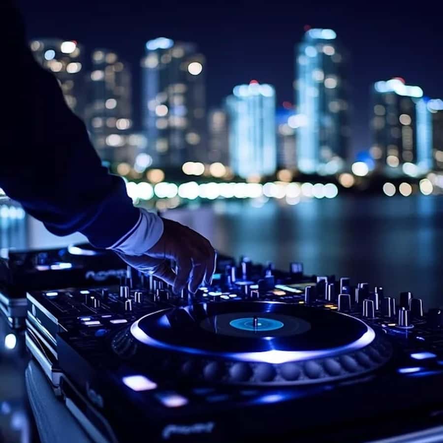Miami: Party Yacht Cruise with Open Bar and DJ - A DJ-led 3-hour cruise built for party mode