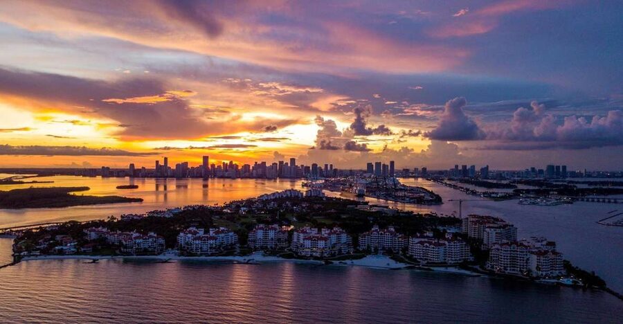 Miami: Private 50-Minute Sunset Airplane Tour - Venetian Islands, Hibiscus Island, and Star Island: mansions surrounded by water