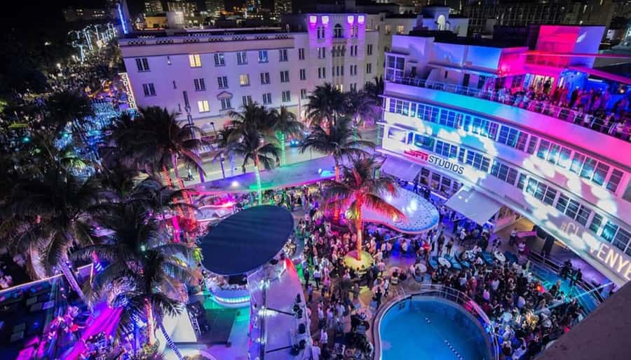 Miami Pub Crawl + Clubbing Experience - Meeting on Ocean Drive: your first decision point