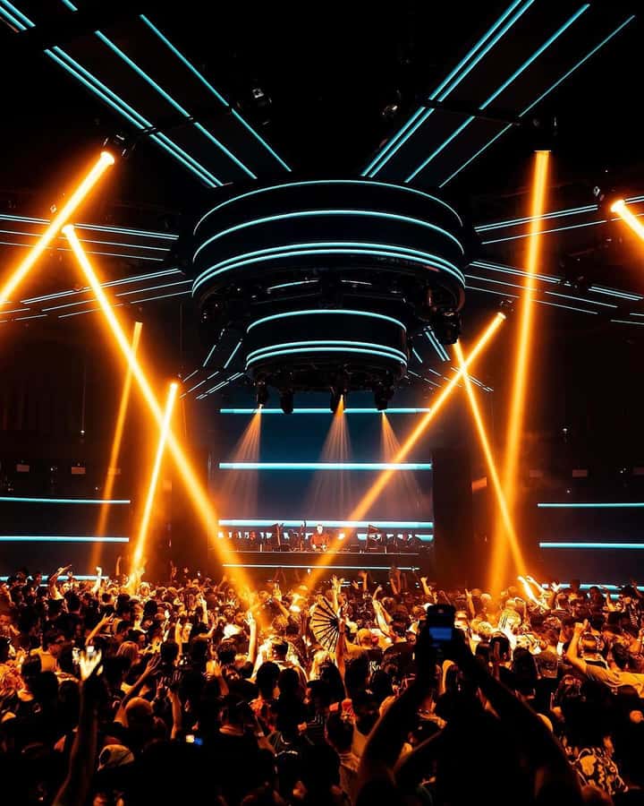 Miami Pub Crawl + Clubbing Experience - How the host keeps everyone together (and why it matters)
