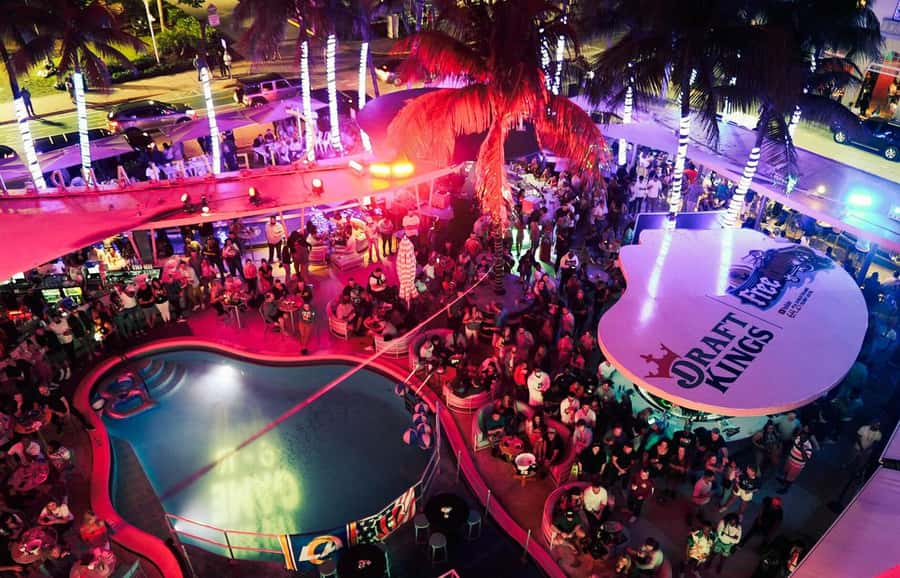 Miami Pub Crawl + Clubbing Experience - VIP line-skip and dress code: the rules that decide your night