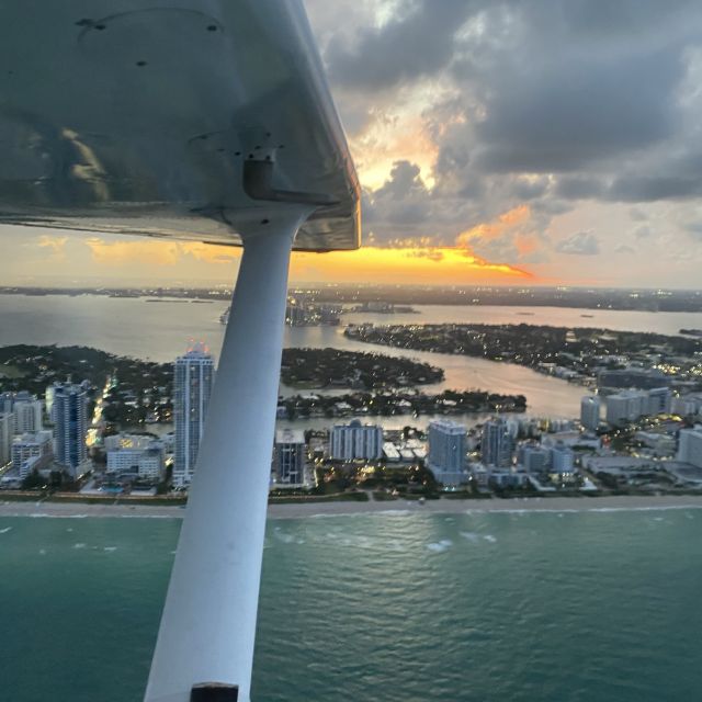 Miami: Romantic 1-Hour Private Flight Tour with Champagne - Star Island and the Palm Islands, for the luxury-aerial feeling