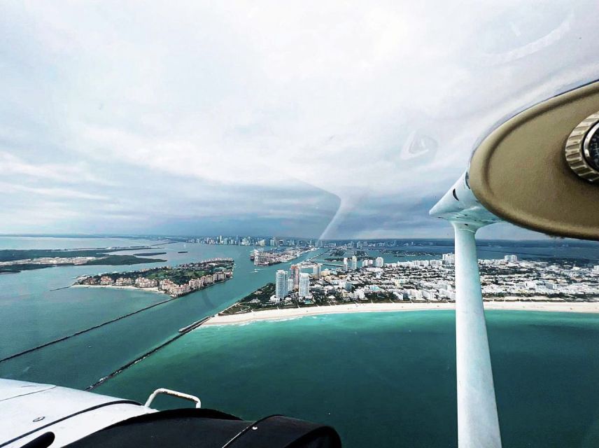 Miami: Romantic 1-Hour Private Flight Tour with Champagne - The non-alcoholic Champagne moment for date-night
