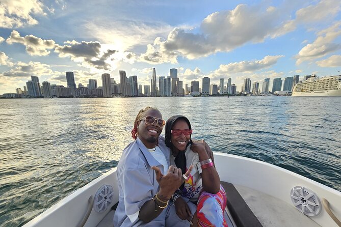 Miami Shared Boat tour, 2 hours on a 24 ft boat. 6 people total. - Route and views: Miami River energy, Biscayne Bay openness
