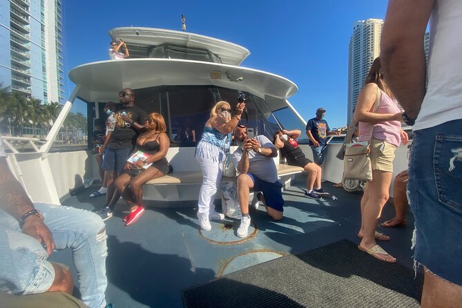 Miami Skyline: Happy Hour Cruise Music & Cash Bar - The real route: Biscayne Bay and the islands you cannot see from land