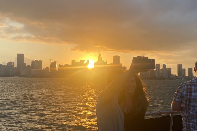 Miami Sunset Biscayne Bay and South Beach Cruise - Cruise Stop 3: Star Island and the Celebrity-Home Passing Game