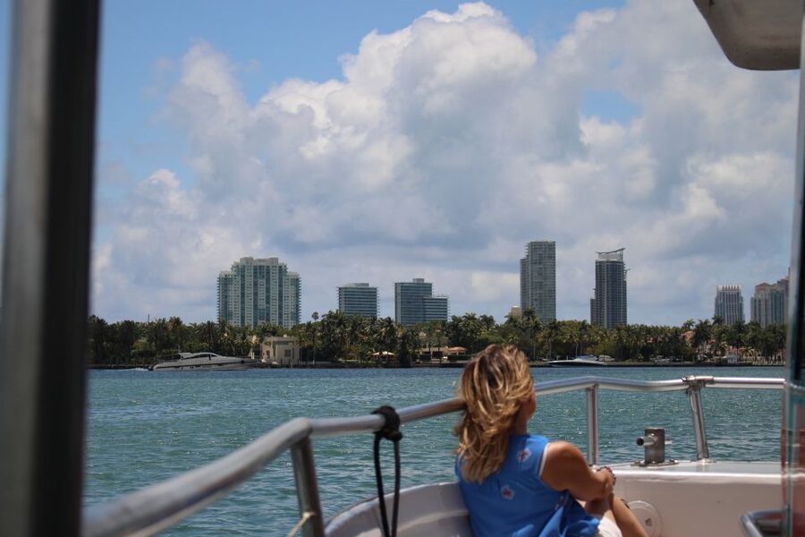 Miami: Sunset Cruise with Celebrity Homes & Open Bar - Boarding in Bayside Marketplace: The Red Umbrella Check-In Trick