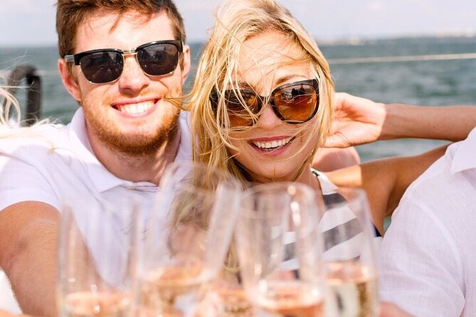 The best Miami boat party with DJ, drinks and lights of the city - What This 9:30 pm Party Cruise Feels Like