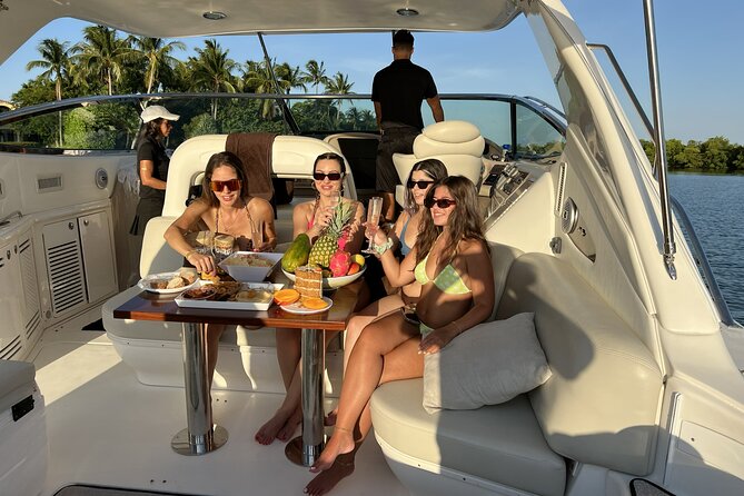 The BIG Sundancer Rental in Miami Beach - Food and drinks: how the coolers and kitchen tools help you host